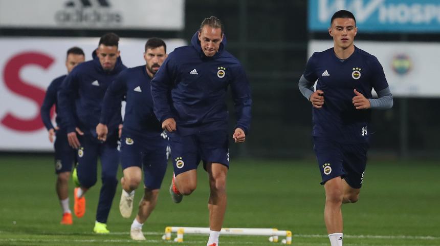 Fenerbah&ccedil;e, Galatasaray ma&ccedil;ının hazırlıklarını tamamlayıp kampa girdi