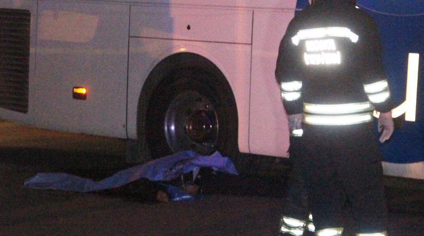 Kuzenini askere uğurlarken otob&uuml;s&uuml;n altında kalarak can verdi