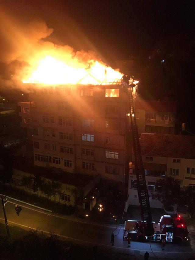 6 katlı binanın son katı ve çatısı alev alev yandı