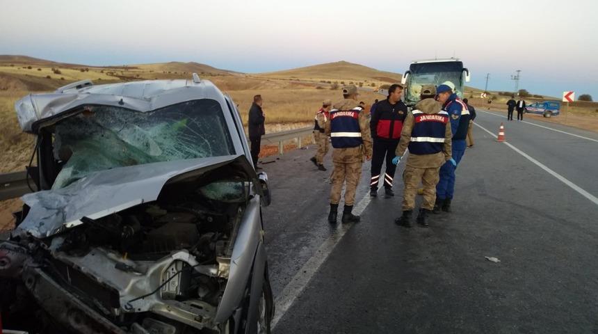 Sivas'ta yolcu otobüsü kaza yaptı: Ölü ve yaralılar var