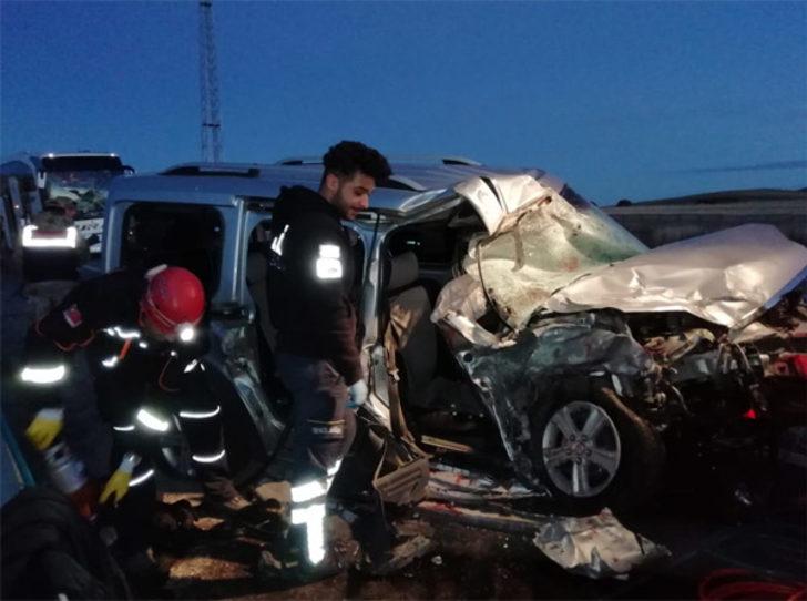 Sivas'ta feci kaza! Ölü ve yaralılar var G4