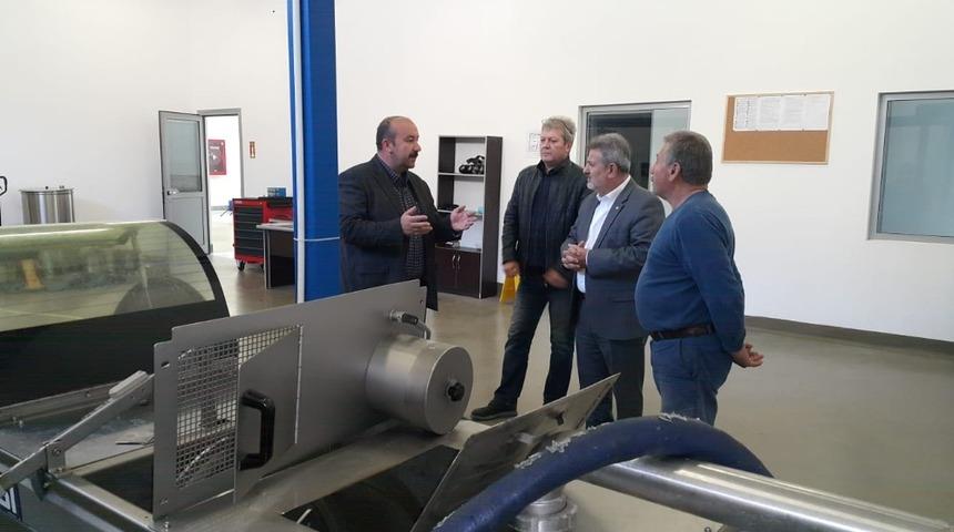 Atıl durumdaki 300 d&ouml;n&uuml;m alanı ekonomiye kazandıran tesisin m&uuml;d&uuml;r&uuml;ne plaket