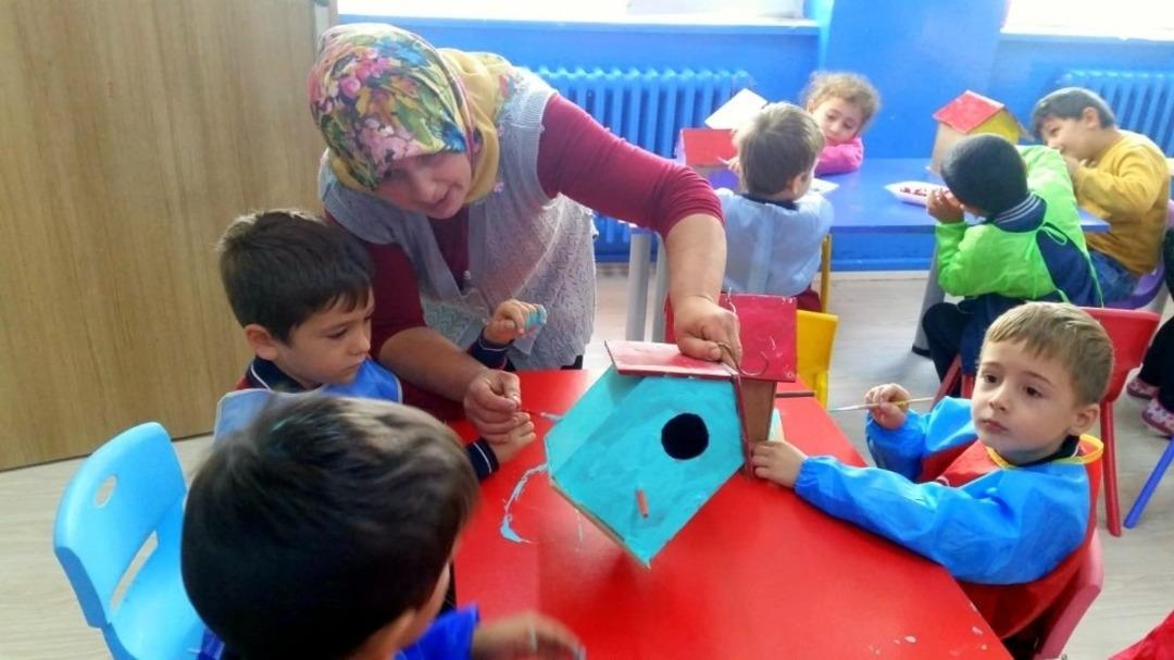 Minik elleriyle, kuşlar i&ccedil;in ağa&ccedil;lara yuva yaptılar