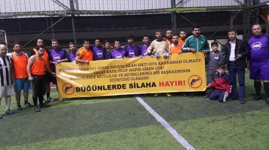 Sanat&ccedil;ı ve m&uuml;zisyenler &ldquo;D&uuml;ğ&uuml;nlerde silaha hayır&rdquo; dedi