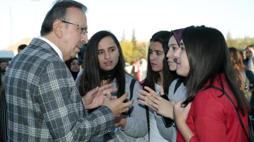 Belediye Başkanı Se&ccedil;en, NEV&Uuml;&rsquo;de hamsi ş&ouml;leni şenliğine katıldı