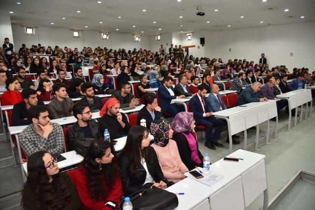 Genç, hukuk öğrencilerine yerel yönetimleri anlattı