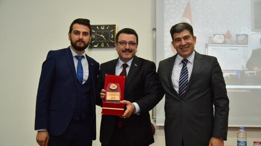 Genç, hukuk öğrencilerine yerel yönetimleri anlattı