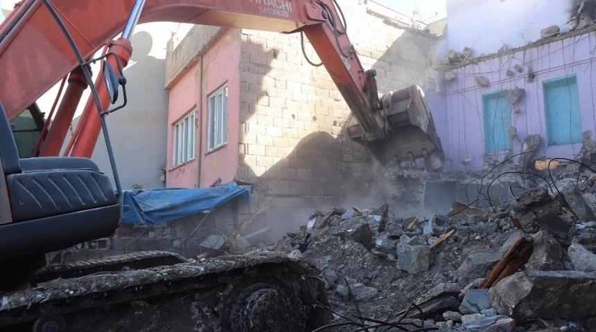 Siirt’te tehlike arz eden binalar görevlilerce yıkıldı