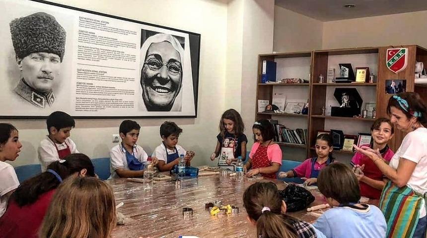 Minik eller sanatla buluşuyor