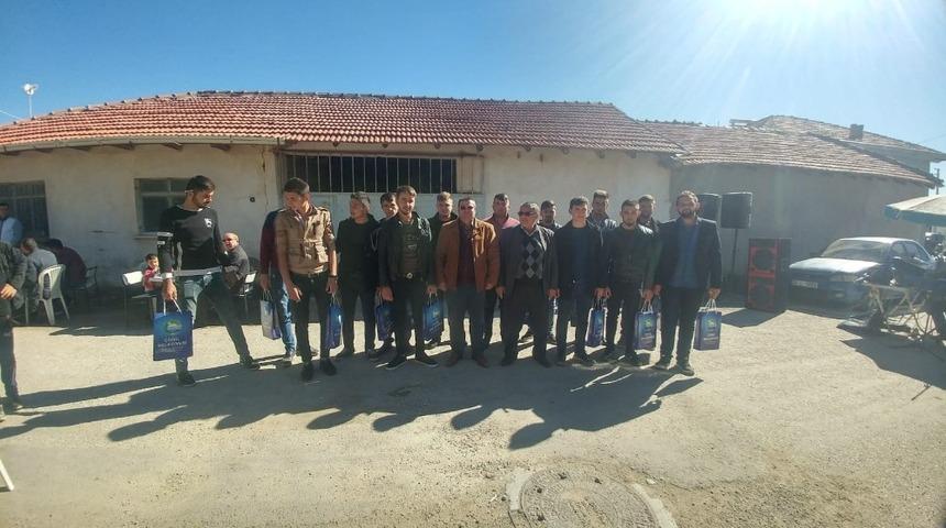 Başkan Güven asker adaylarına hediyeler verdi