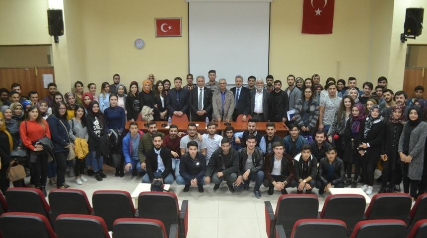 &Ouml;ğrencilere iş adamları ve iş d&uuml;nyasının beklentileri anlatıldı