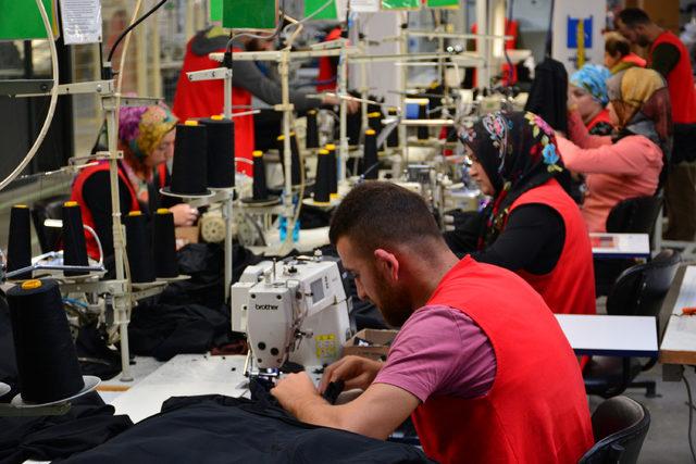 Tokat'ta tekstil fabrikası, çalışanlarına yüzde 10 zam yaptı