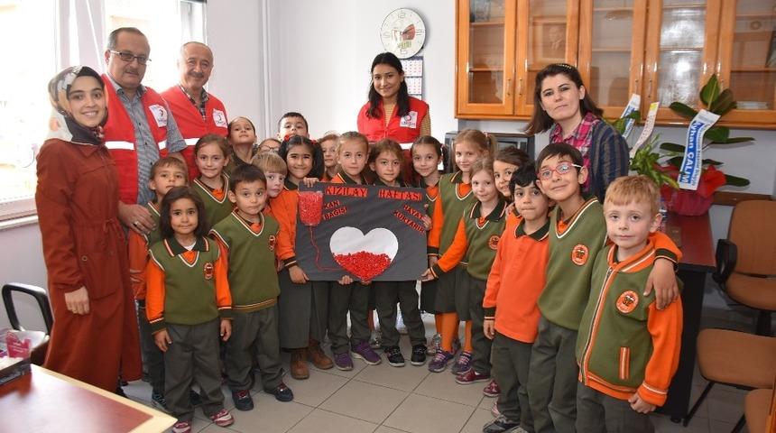 Kızılay Haftasında &Ouml;ğrenciler Dursunbey Kızılay&rsquo;ını ziyaret etti