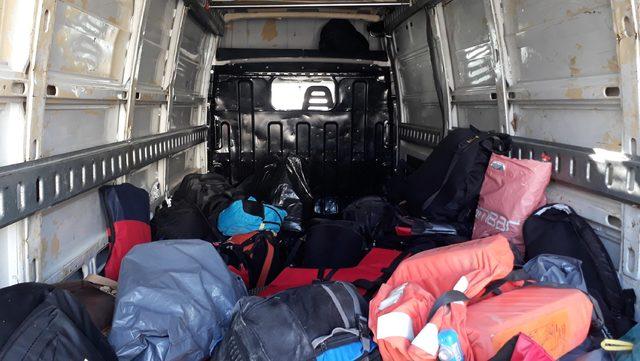 Yunanistan'a geçmek isteyen 54 kaçak göçmen sıkıştıkları minibüste yakalandı