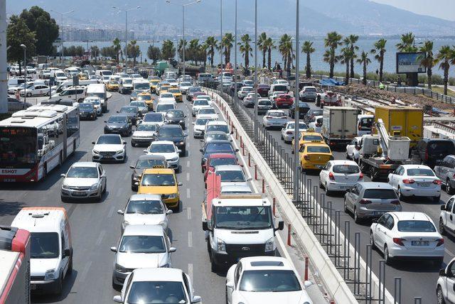 İzmir'de 1,3 milyon araç trafikte