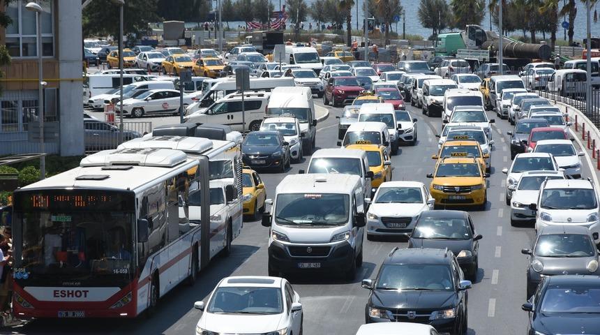 İzmir'de 1,3 milyon araç trafikte