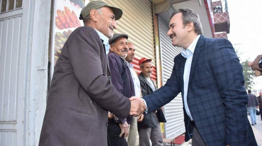 Kayyum sabahın erken saatlerinde esnaf ve vatandaşları ziyaret etti