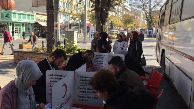 AK Parti’den Kızılay’a kan bağışı