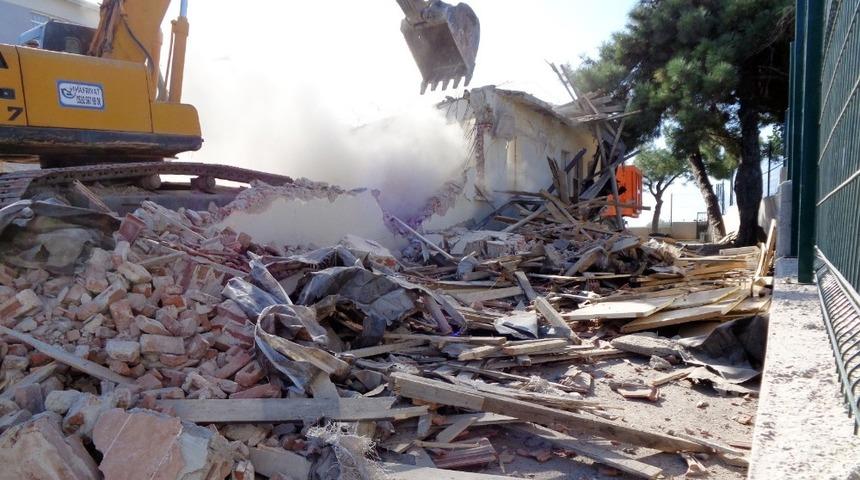 Metruk bina okul bah&ccedil;esine d&ouml;n&uuml;şt&uuml;r&uuml;ld&uuml;