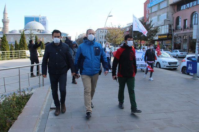 Polislerden lösemiyle mücadeleye maskeli destek