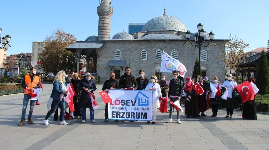 Polislerden l&ouml;semiyle m&uuml;cadeleye maskeli destek