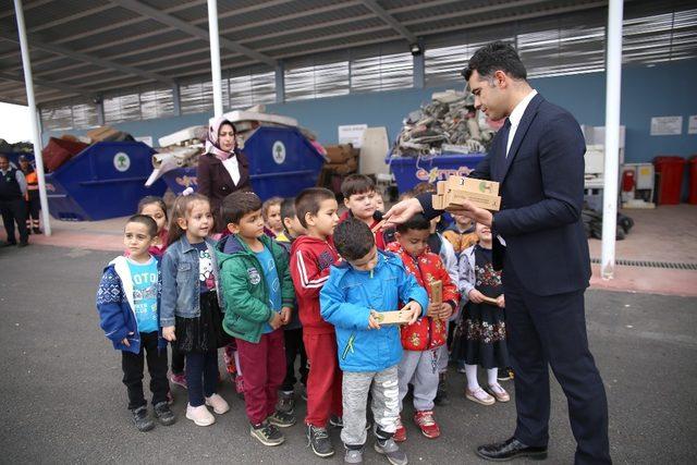 Minikler, geri dönüşümü yerinde gördü