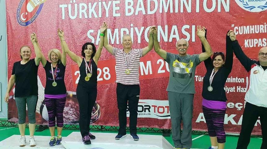 Spor Bilimleri Fak&uuml;ltesi&rsquo;nin hocaları Badminton şampiyonu