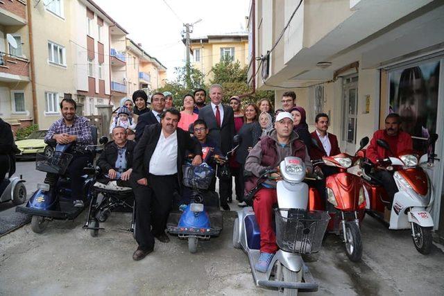 Tayini çıkan validen şehit ailelerine ve engellilere anlamlı bağış