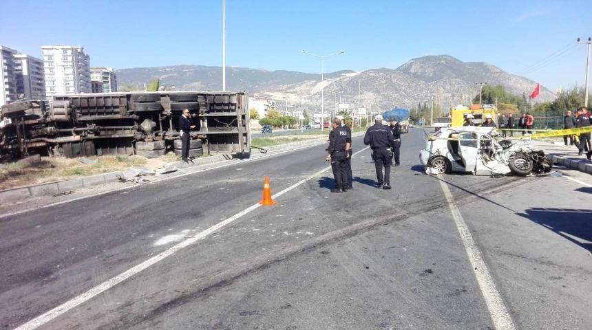 Karşı şeride ge&ccedil;en otomobil t&uuml;p kamyonun altına girdi: 1 &ouml;l&uuml;