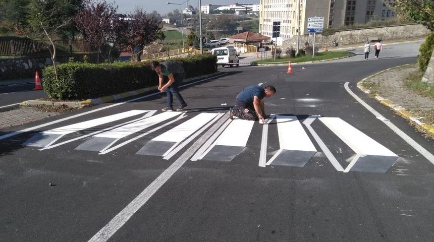 Okul &ouml;nlerine &uuml;&ccedil; boyutlu yaya ge&ccedil;idi