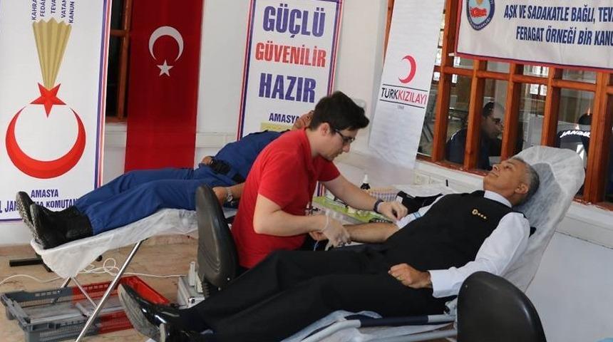 Jandarmalardan Kızılay’a kan desteği