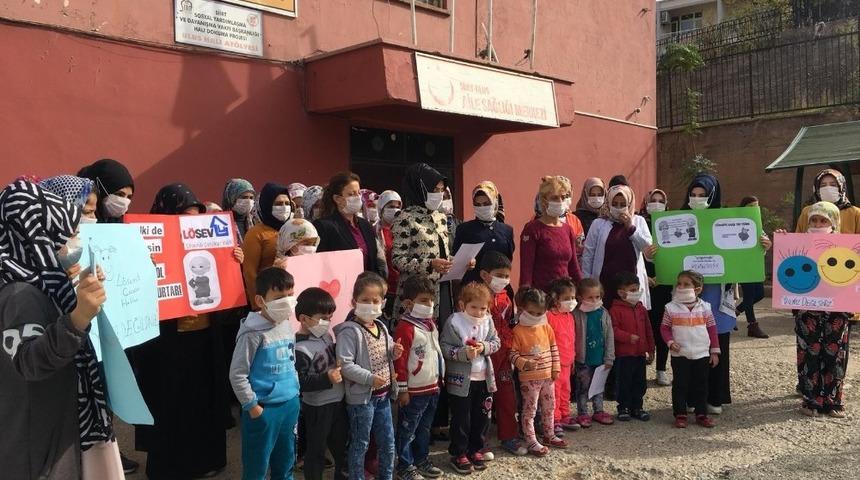 Kadınlar l&ouml;semili &ccedil;ocuklar i&ccedil;in toplandı