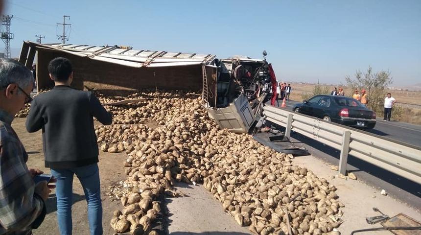 Pancar yüklü tır devrildi, yol trafiğe kapandı