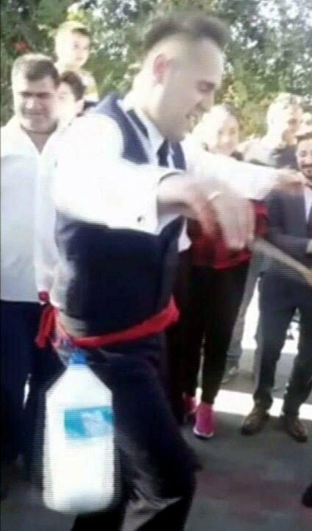 Damat, beline bağlanan şişeyle ayran yapıncaya kadar oynadı