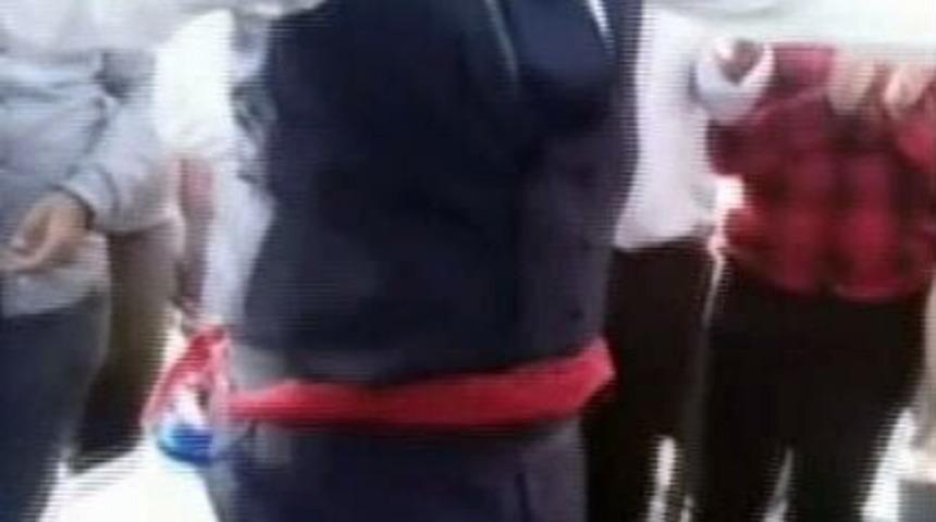 Damat, beline bağlanan şişeyle ayran yapıncaya kadar oynadı