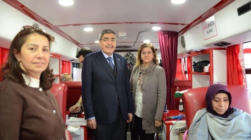 AK Partili kadınlar kan bağışında bulundu.