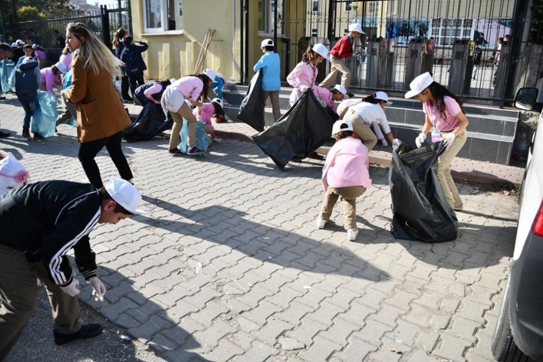 Minik &ouml;ğrencilerden &ouml;rnek davranış