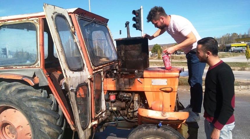 Seyir halindeki trakt&ouml;r alev aldı