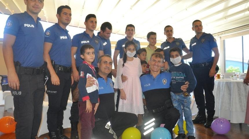 Mersin polisinden onkoloji hastası &ccedil;ocuklara moral