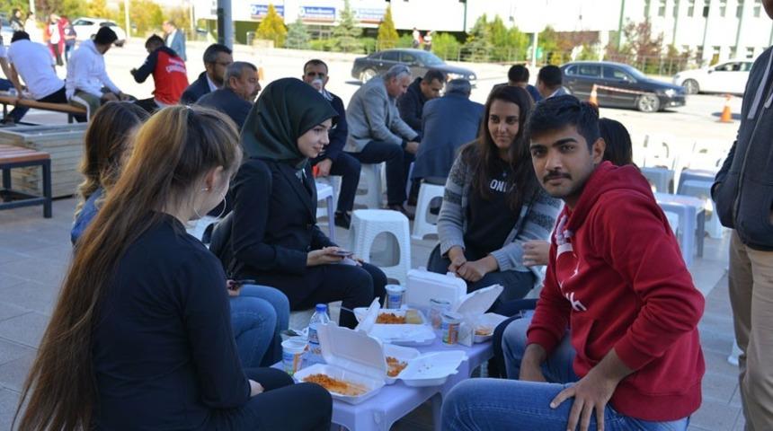 KAE&Uuml;&rsquo;si merkez yerleşkesinde Ahi pilavı dağıtıldı