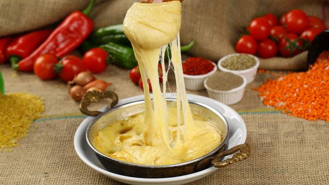 Kuymak tarifi: Peyniri uzadıkça uzayan Trabzon usulü kuymak yapmanın sırları!