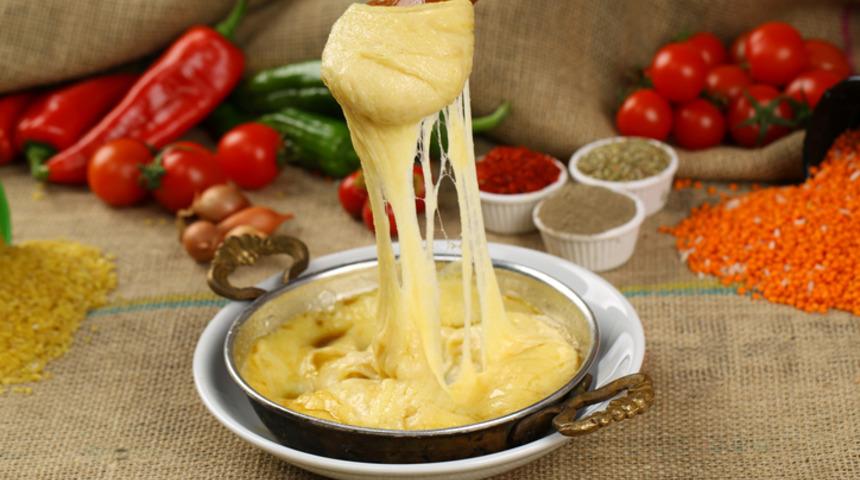 Kuymak tarifi: Peyniri uzadıkça uzayan Trabzon usulü kuymak yapmanın sırları!
