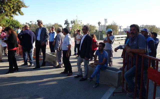 Belediyenin trafiğe kapattığı köprüyü, kaymakamlık açtırdı