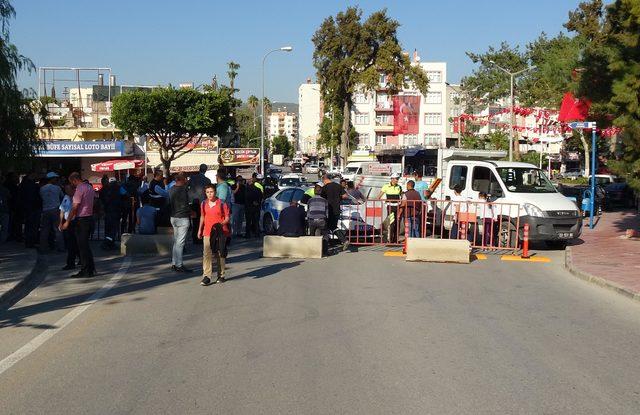 Belediyenin trafiğe kapattığı köprüyü, kaymakamlık açtırdı