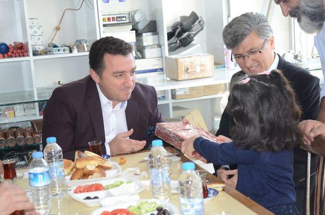 Başkan Bakıcı’nın esnaf buluşmasında yemek duası minik Gökçe’den