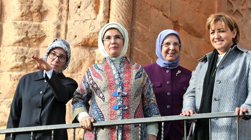 Emine Erdoğan: Kadınlar konusunda &ouml;nemli noktalara geldiğimizi g&ouml;rmekteyiz (2)