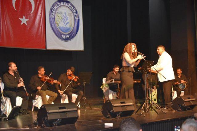 Moral gecesine koltuk değnekleri ile çıktı