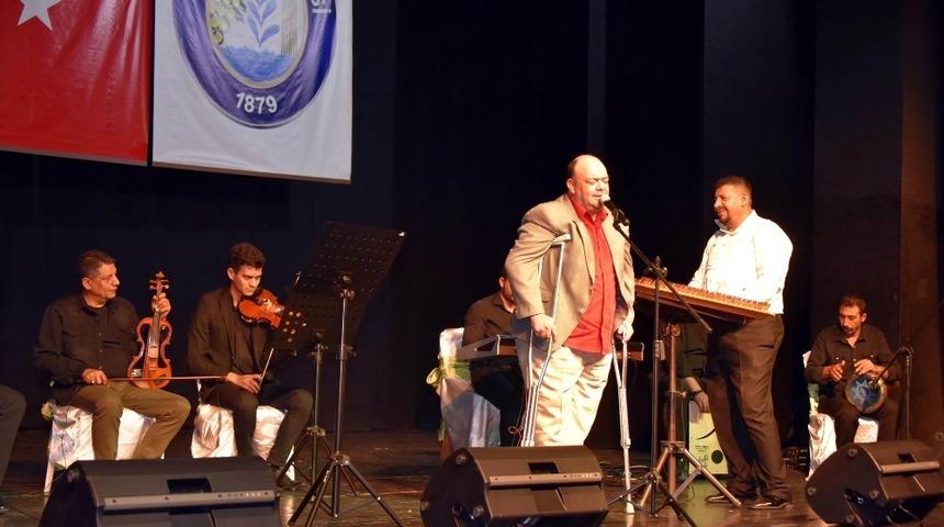 Moral gecesine koltuk değnekleri ile &ccedil;ıktı