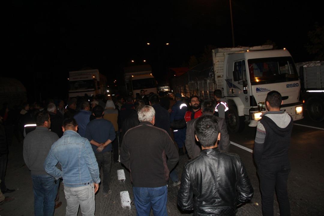 &Ouml;zelleştirilen şeker fabrikasından &ccedil;ıkarılan iş&ccedil;ilerden yol kapatma eylemi