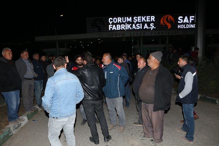 Özelleştirilen şeker fabrikasından çıkarılan işçilerden yol kapatma eylemi G3